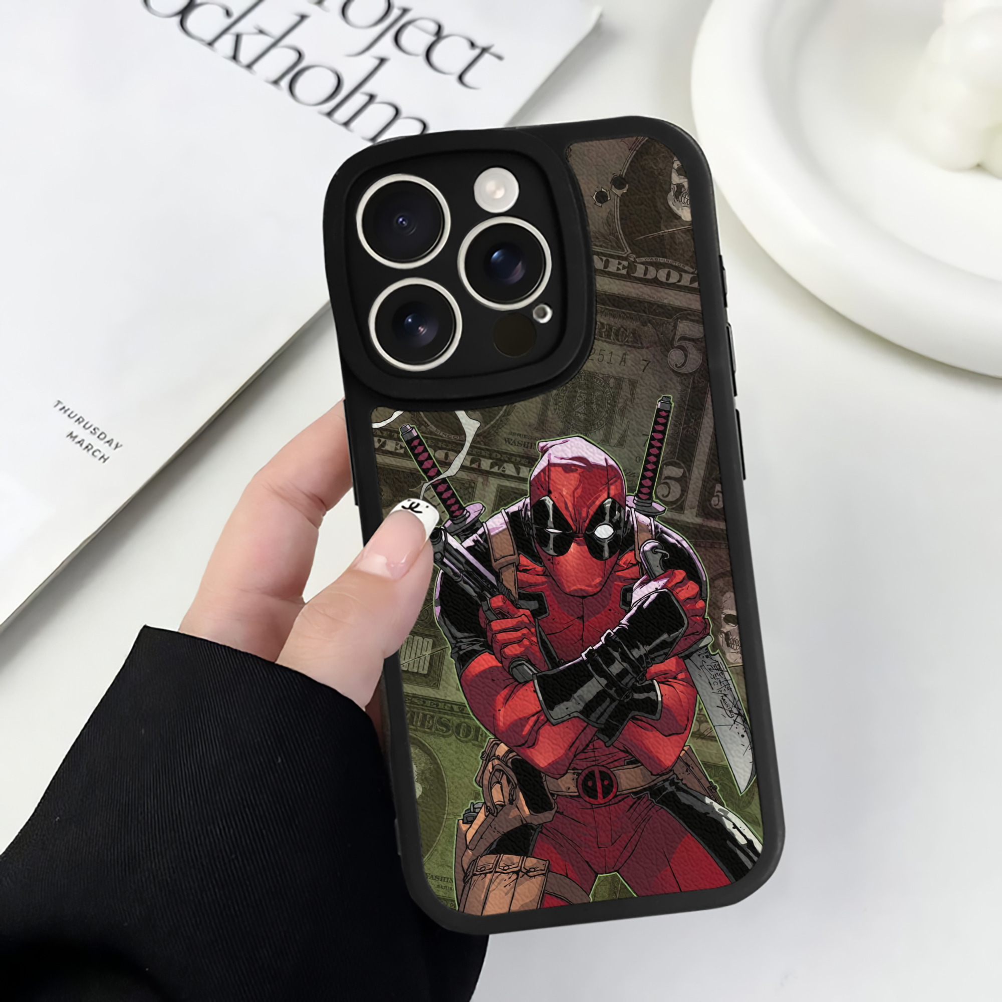 （画像用） Deadpool デッドプール 【iPhone 16シリーズ対応】シリコンスマホケース（レザー調） 材質：シリコン